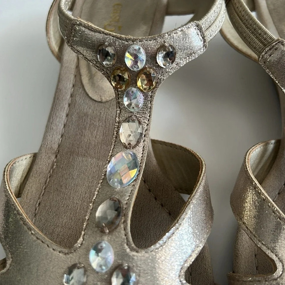 East 5th strappy champagne gold Sandals with jewels - Picture 7 of 8